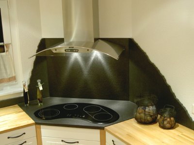 Küchenarbeitsplatte mit Stein Rückwand für Herd in dunkler Leder-Optik - Küchenarbeitsplatten Küchenplatten Steinplatten Granitplatte Granitarbeitsplatten Küchenabdeckplatten Küchenabdeckungen Steinabedeckung