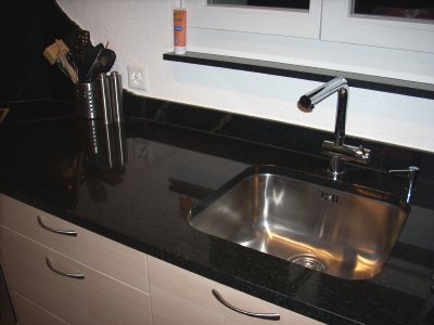 Küchenabdeckplatte aus schwarzem Granit mit Unterbau Waschbecken Küchenabdeckung Granitarbeitsplatte Granitplatte Steinplatte Küchenarbeitsplatte