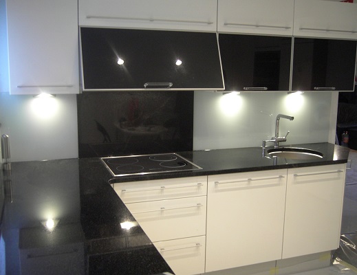 Küchenplatte aus dunklem Granit mit Unterbau Waschbecken mit Glas-Rückwand und Stein-Rückwand Küchenabdeckung Granitarbeitsplatte Granitplatte Steinplatte Küchenplatte Küchenarbeitsplatte