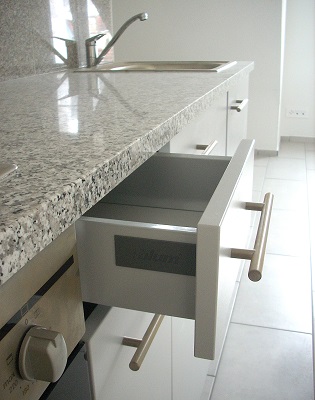 Komplette Küche + Steinplatte aus Bianco Sardo Granit mit Oberbau Waschbecken Küchenabdeckung Granitarbeitsplatte Granitplatte Steinplatte Küchenplatte Küchenarbeitsplatte