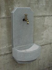 Wandbrunnen aus Granit mit Wasserhahn - in Eigenproduktion hergestellt vom Steinmetz Meister Karl-Heinz Brugger - Massivstein.at in Lustenau Vorarlberg Österreich